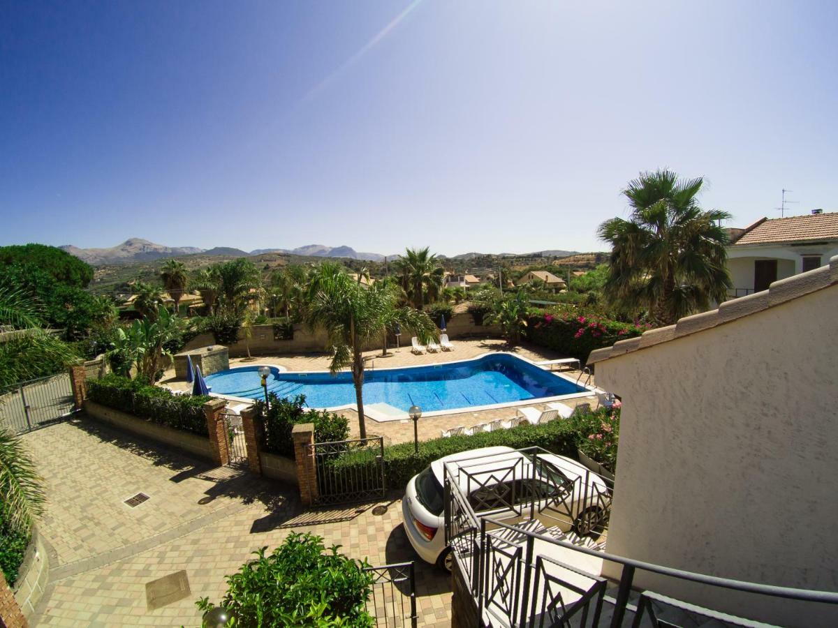 Villa Mansarda Con Vista Piscina à Campofelice Di Roccella Extérieur photo