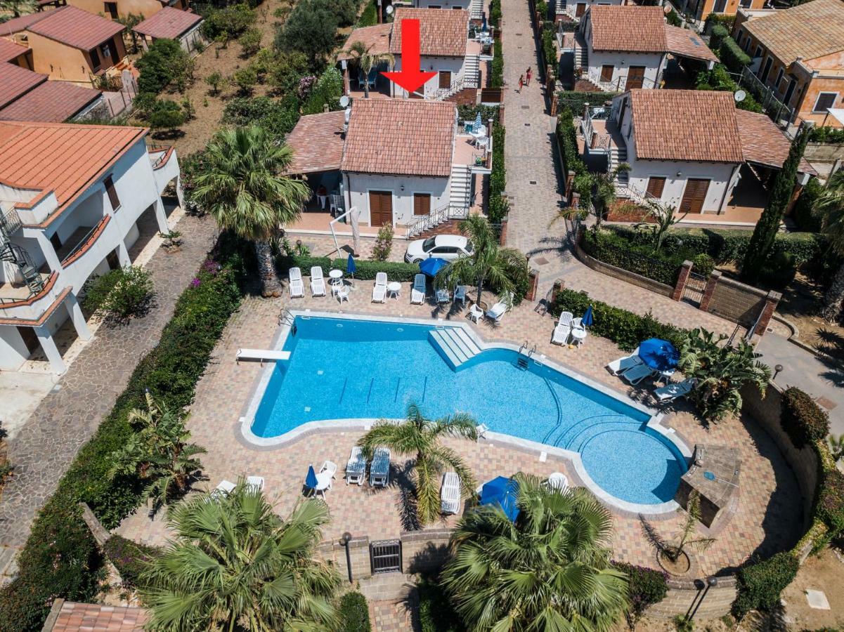 Villa Mansarda Con Vista Piscina à Campofelice Di Roccella Extérieur photo